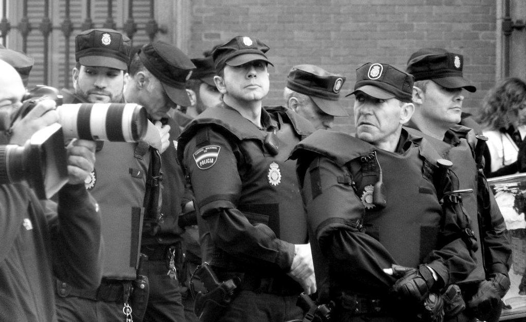 Policías hablando de Periodismo