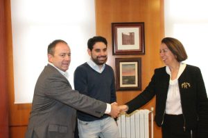 El presidente de la APDV, Íñigo Torres; el presidente de la APV, Jorge Francés; y la decana de la Facultad de Filosofía y Letras, Milagros Alario Trigueros; tras la firma del convenio de colaboración