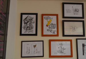 Viñetas que algunos compañeros como Forges o Gallego y Rey han dedicado a Sansón decoran su oficina. Foto: Michelle Ortega.