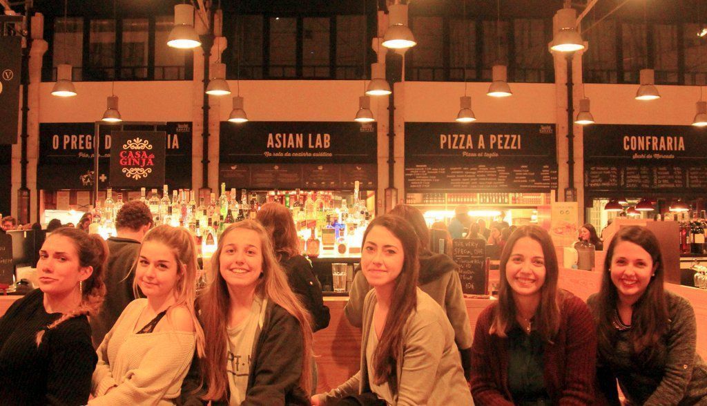 Alumnas de 3º de Periodismo de la Universidad de Valladolid de Erasmus en Portugal. Mercado da Ribeira (Lisboa). Fotografía: Ismael García.