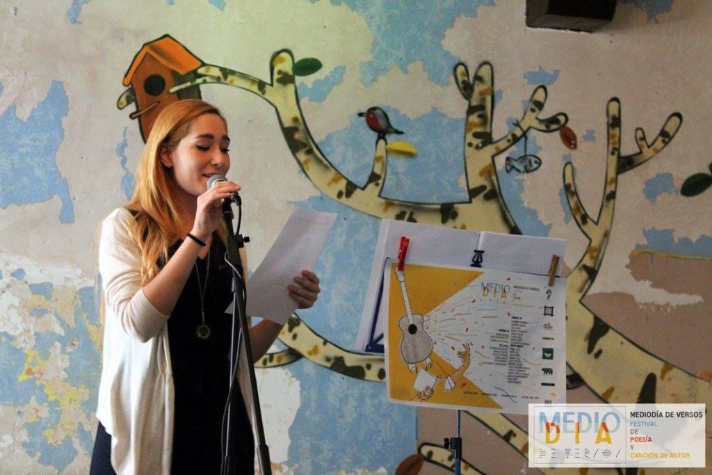 La poetisa Irene DeWitt recitando en el bar Beluga en el programa Medio Día de Versos. Foto: Medio Día de Versos.