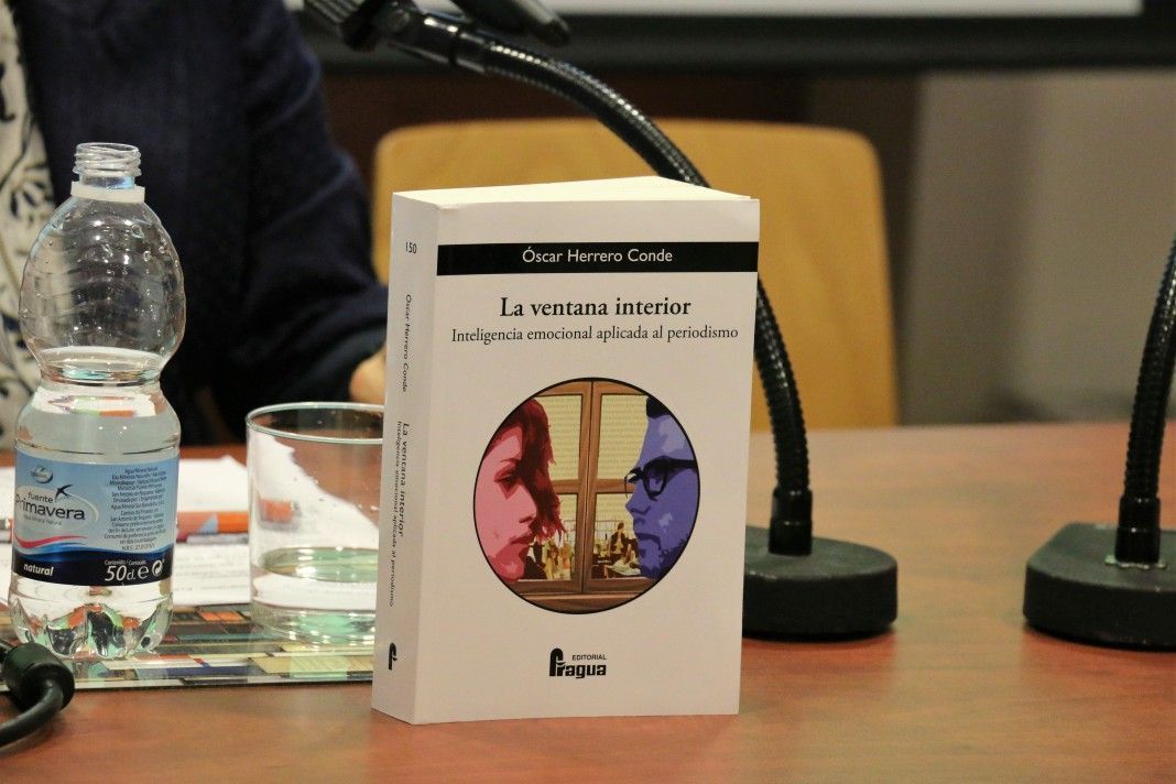 Óscar Herrero presenta en la facultad su libro sobre inteligencia emocional