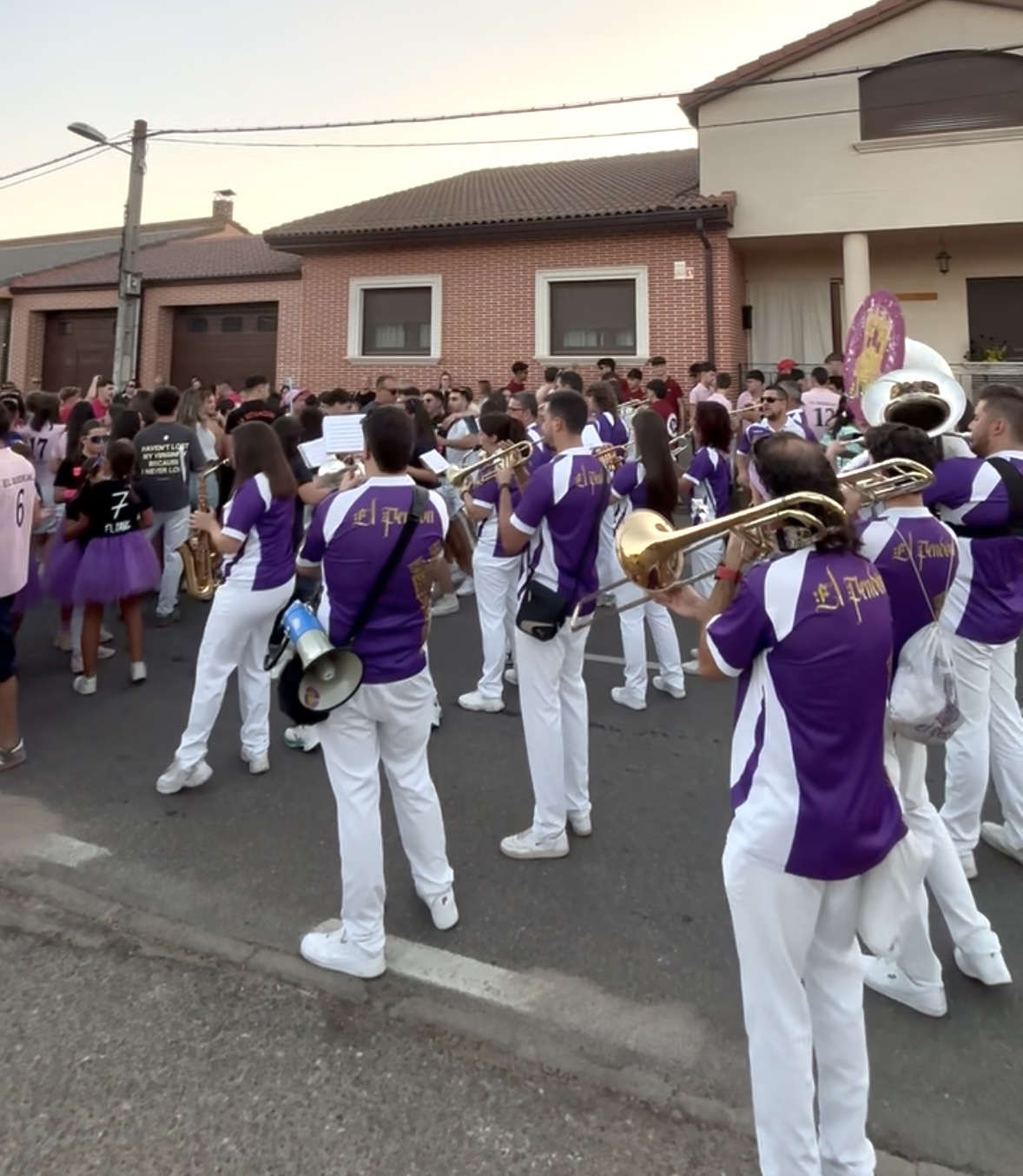 El alma festiva que arrasa en cada pueblo: así suena El Pendón