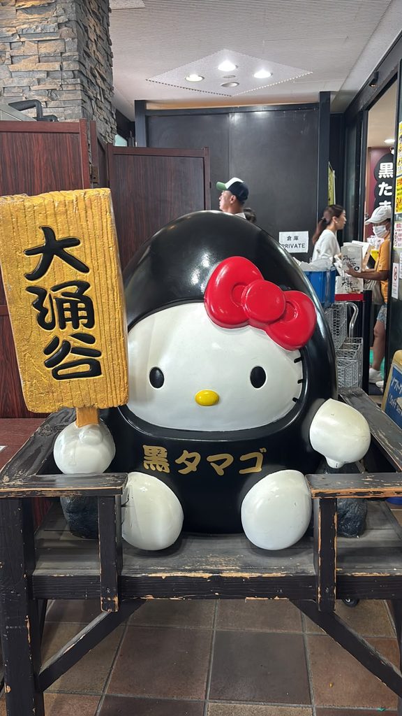 Figura promocional de Hello Kitty caracterizada como el kuro tamago en Owakudani