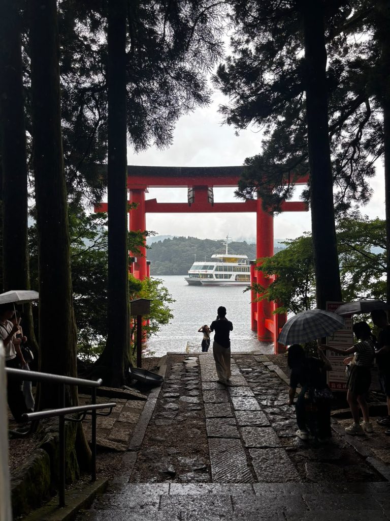 Torii de la Paz sobre el lago Ashi en el Santuario de Hakone.
