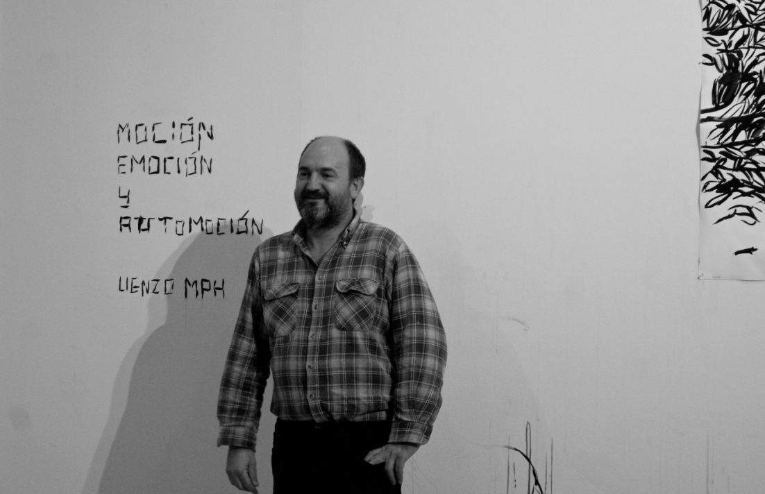 F. Renes con su exposición en el proyecto LienzoMPH. Fotografía: Andrea Navarrete