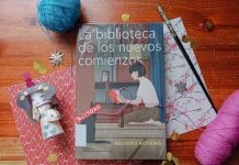 Un Día del Libro con Michiko Aoyama Portada de "La biblioteca de los nuevos comienzos" adornada con lana, una muñeca japonesa y un palillo japonés.