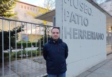 Daniel Paunero, educador de museos: “El arte es un discurso que se basa en la comunicación bilateral” El educador de museos Daniel Paunero posa ante el Museo Patio Herreriano de Valladolid