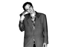 Quentin Tarantino cancela la que iba a ser su última película. Retrato de Quentin Tarantino posando con una pistola.