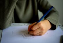 El dibujo como forma de expresión Niño dibujando sobre un folio en blanco