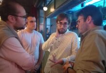 Noche de tertulia y barra con la Sociedad de Debate Grupo de personas debatiendo junto a la barra del bar