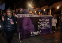 Condenado a 30 años de prisión el asesino de la enfermera vallisoletana Teresa Rodríguez Pancarta con el rostro de Teresa Rodríguez en la manifestación del 8M 2025 en Valladolid.