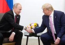 Opinión | Los 28 puntos de la vergüenza Trump y Putin dándose un apretón de manos