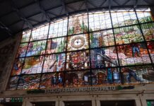 El retorno a casa, una pesadilla de Semana Santa Vidriera de la estación de tren de Bilbao. DANIEL MON