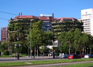 El mercado editorial supera los 3.000 millones de euros y diversifica las vías de publicación Sede de la Editorial Planeta en Barcelona