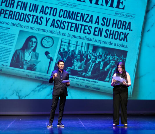María Aparicio, estudiante de cuarto curso, presenta los Premios Miguel Delibes de Periodismo: «Si crees que puedes, tienes que intentarlo»